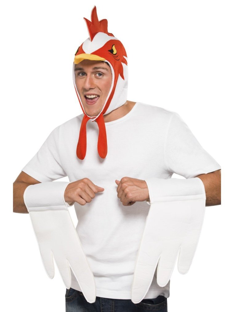 Человек в костюме петуха