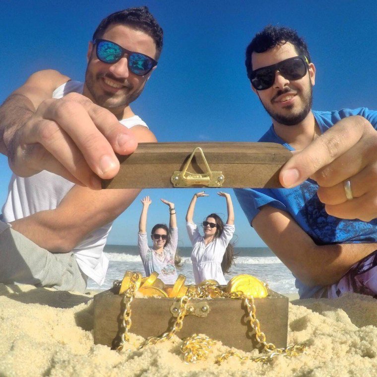 Смешные дети на море