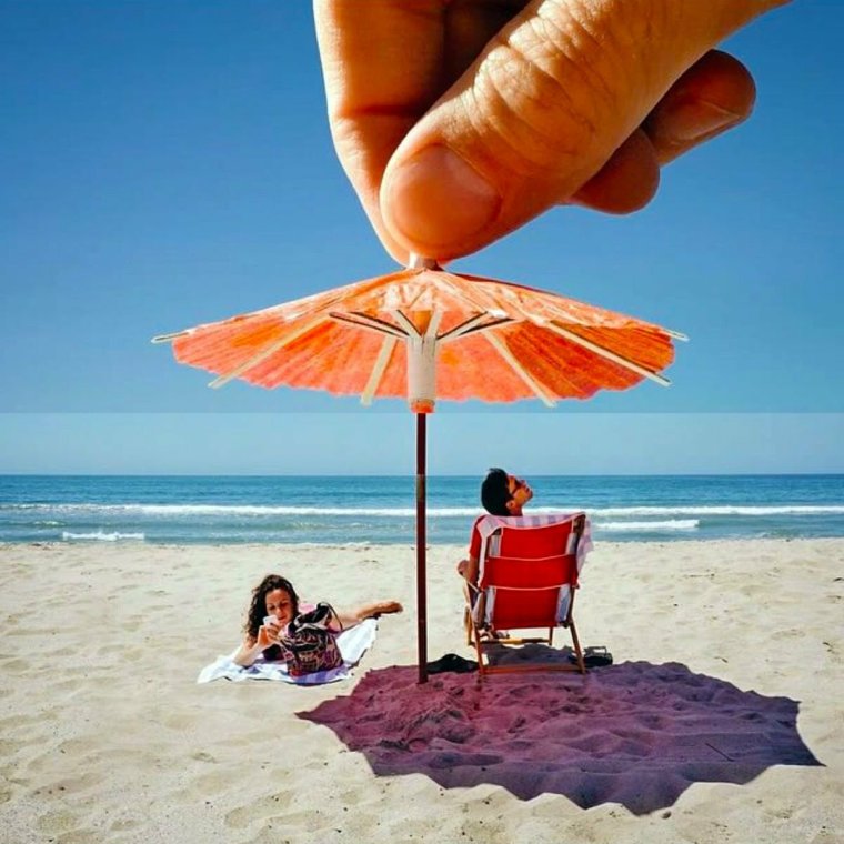 Девочка с кругом на море