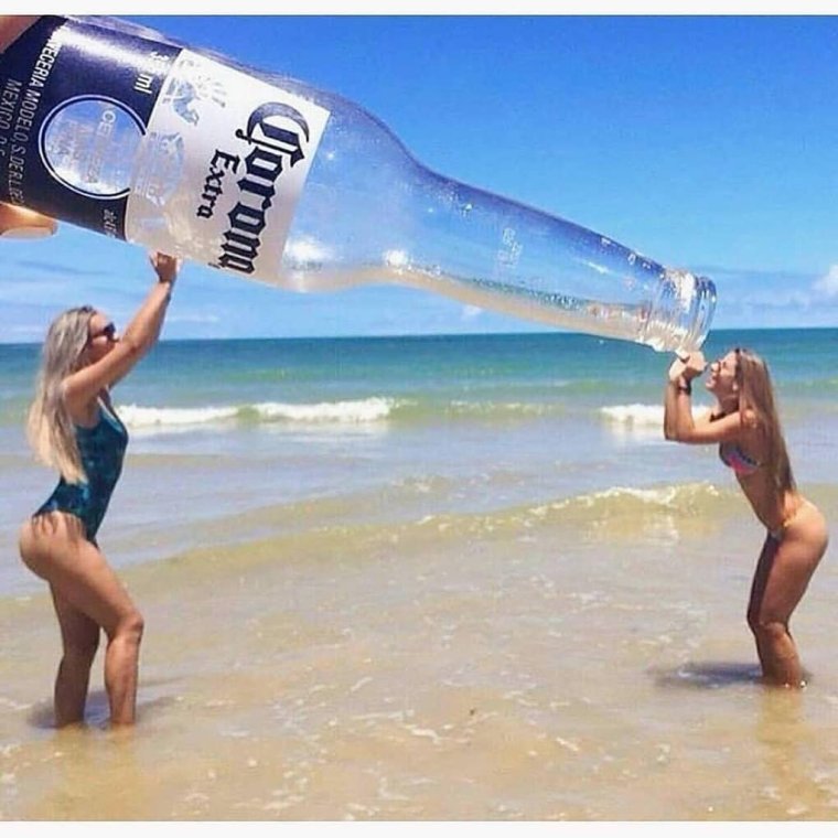 Смешные мужчины на море