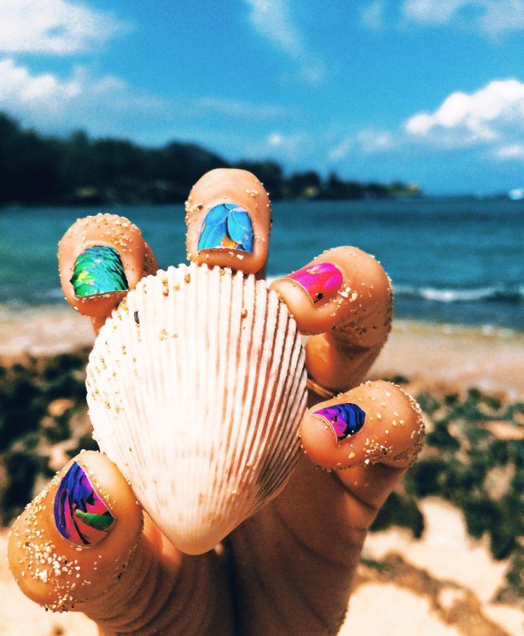 Рука на пляже