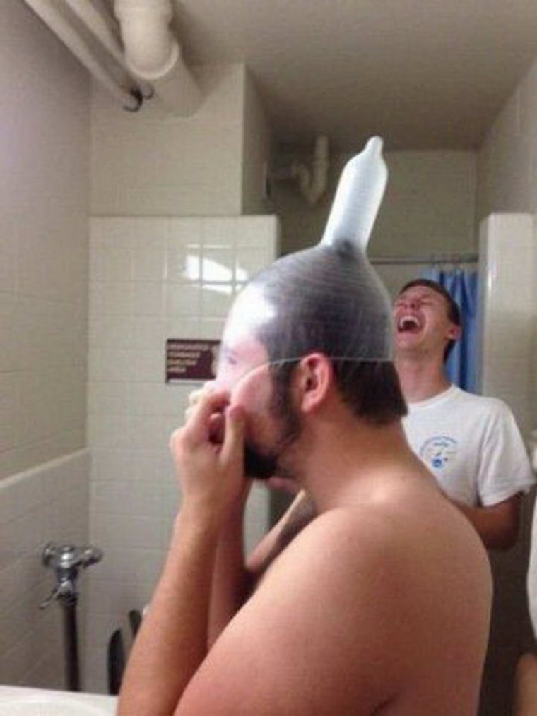 Чел с гондоном на голове