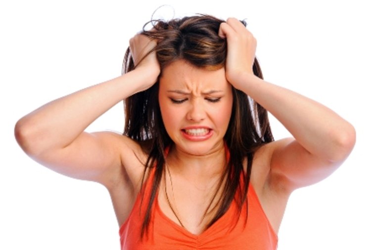 У женщины болит голова