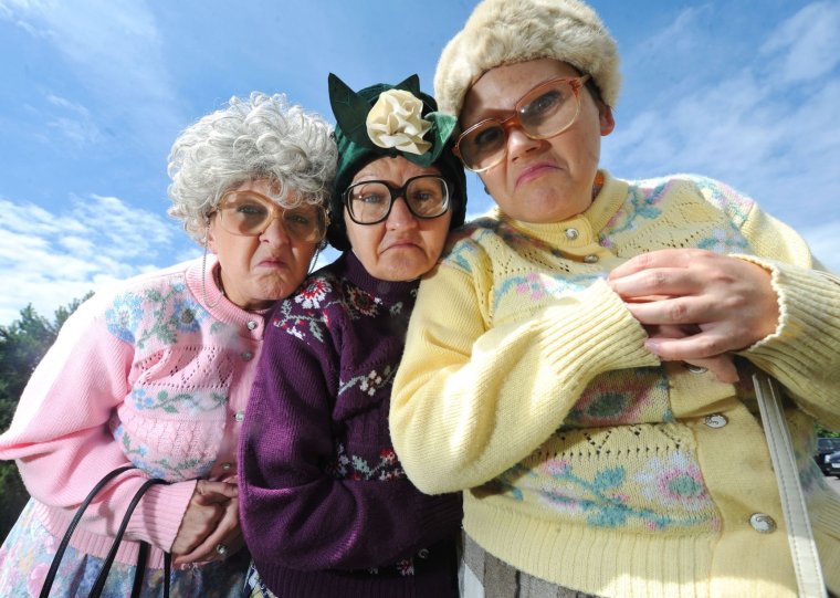 Три смешные старушки