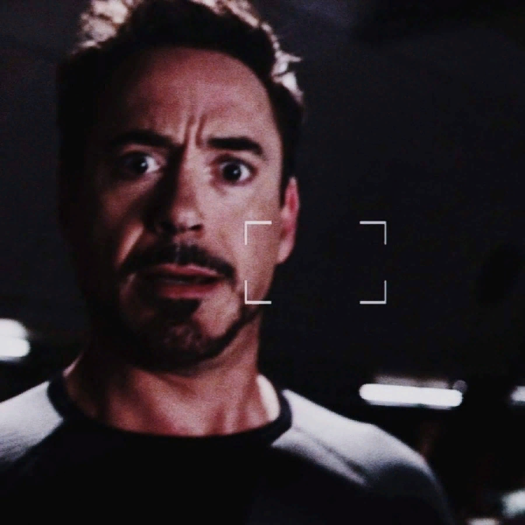 Роберт Дауни младший показывает сердечко