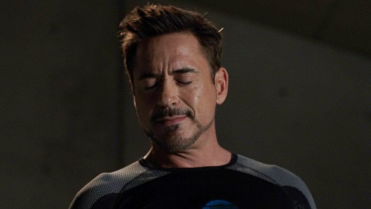 Тони Старк улыбается