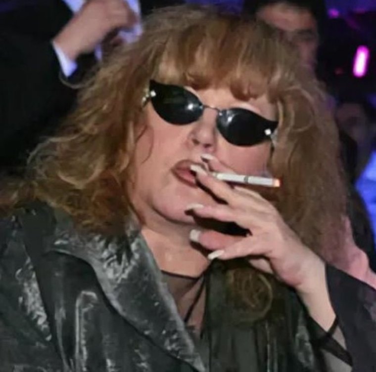 Алла Пугачева с сигаретой