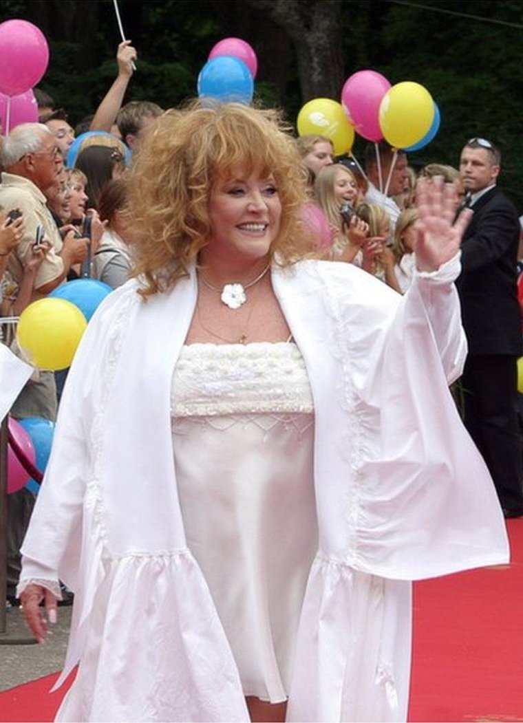 Фото Примадонны с короткой стрижкой