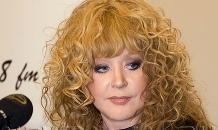 Алла Пугачева поет