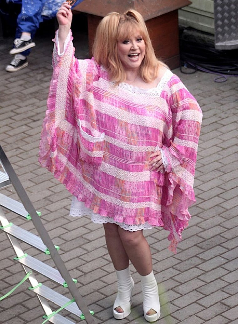 Алла Борисовна гримирует дочь