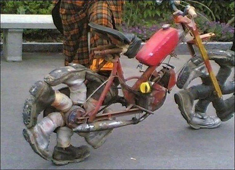 Девка на мопеде смешное