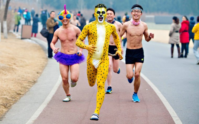 Женщина стоит на остановке