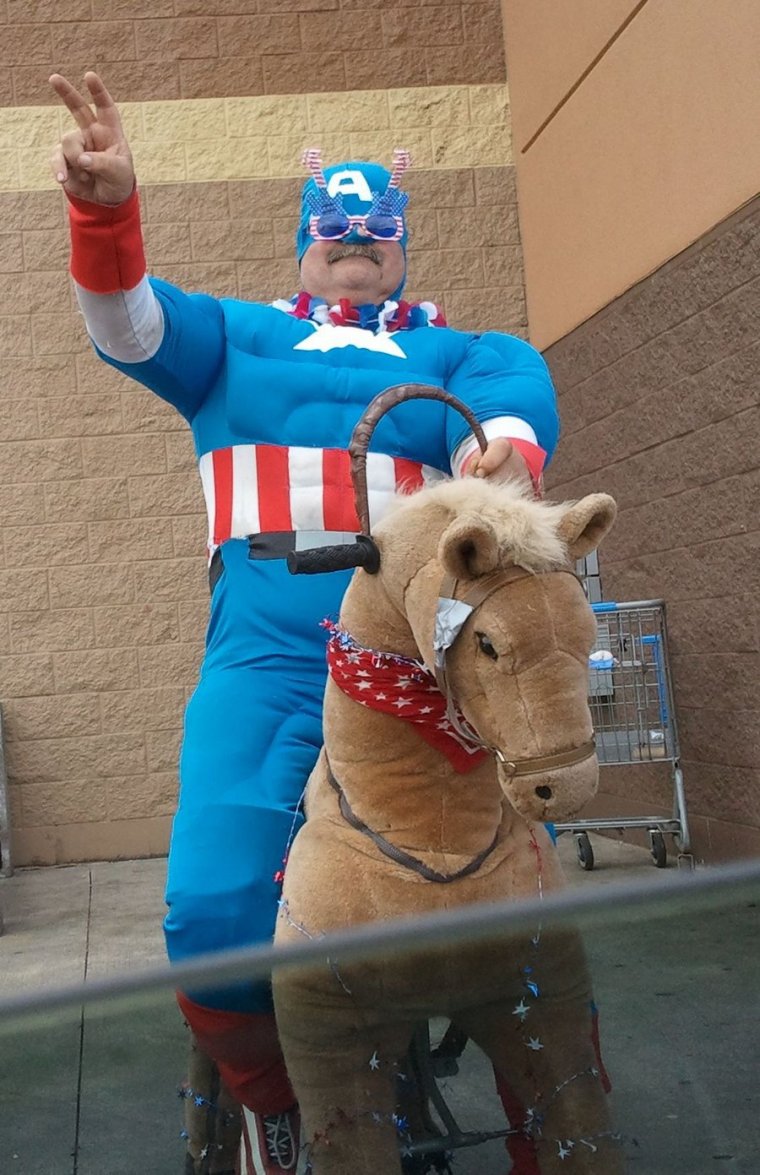 Толстый мужик в костюме волка