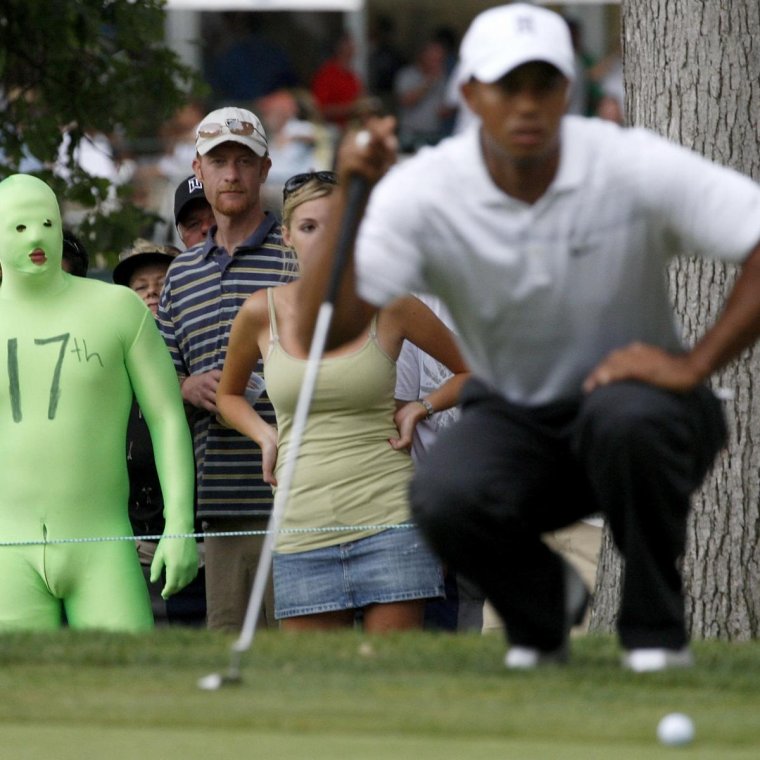 Чудно одетые люди