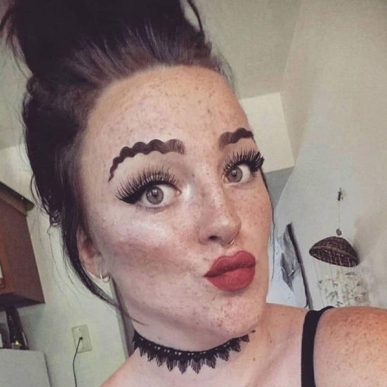 Смешные брови у девушек