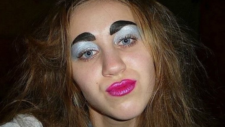 Страшная накрашенная баба