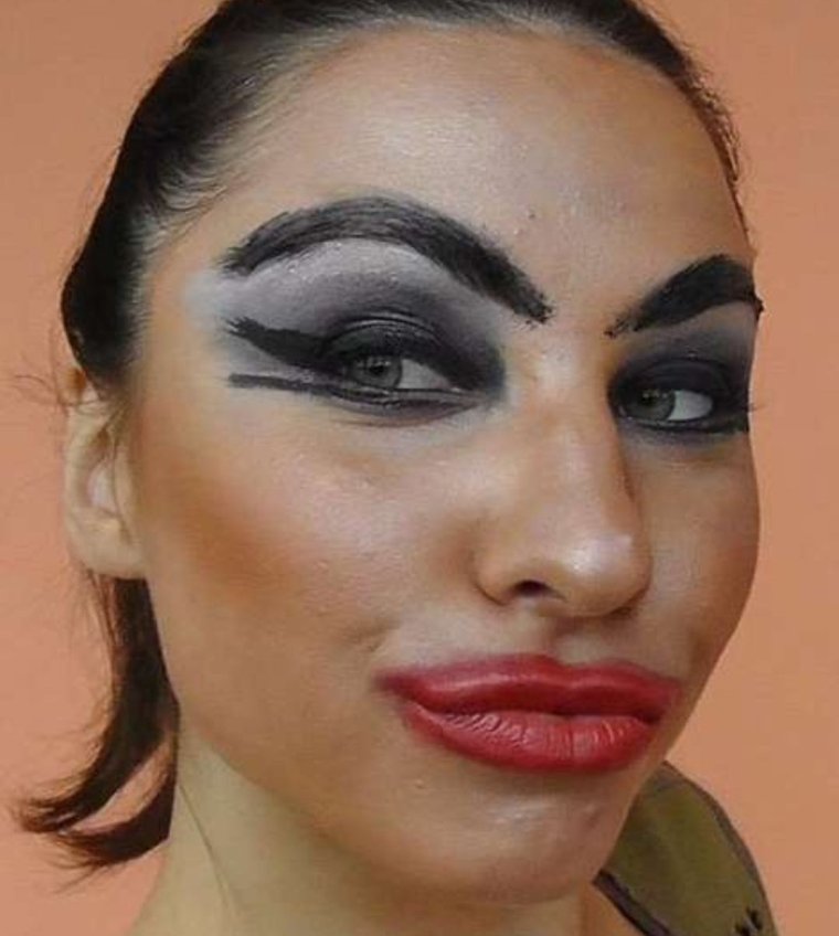 Некрасивый макияж