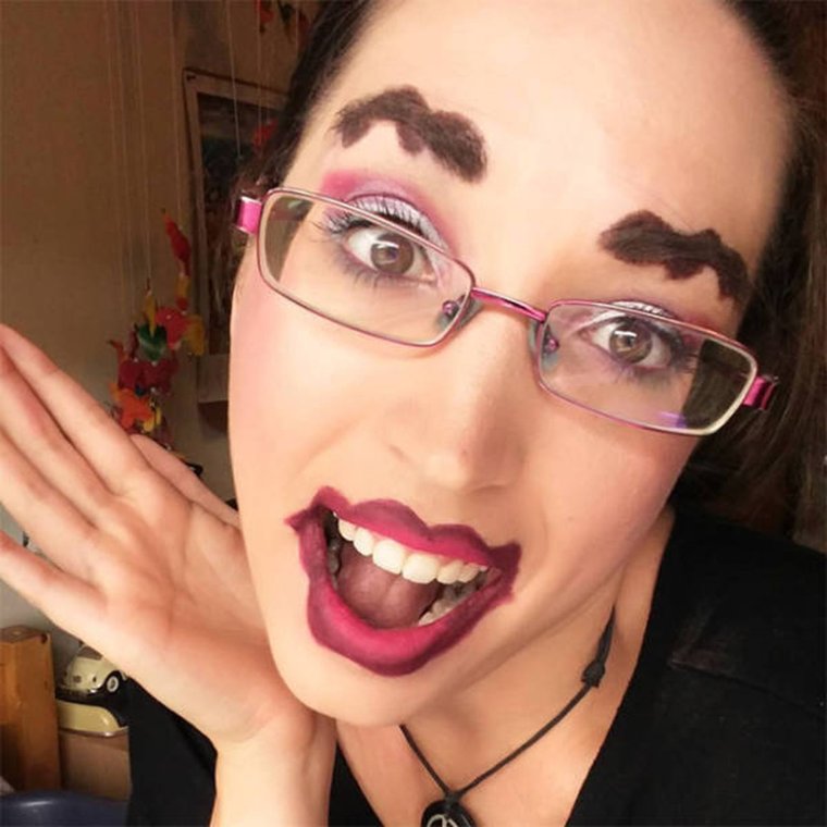 Девушка красится смешно