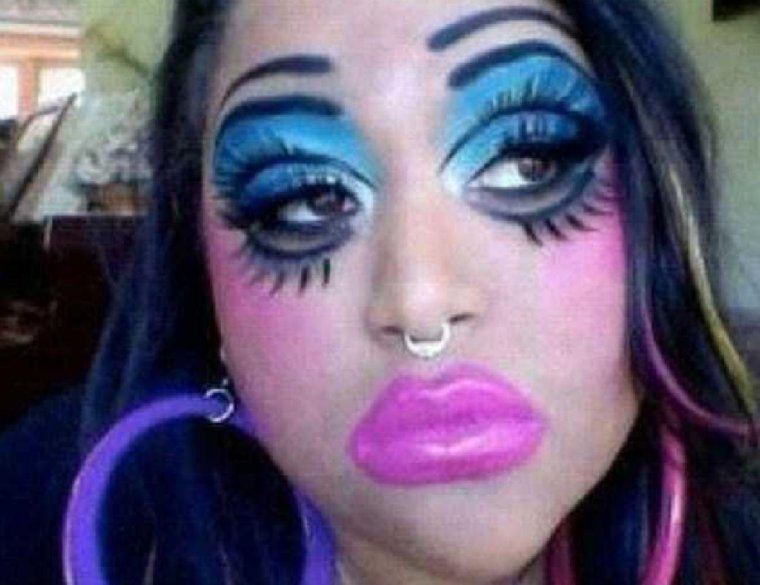 Сильно накрашенная девочка