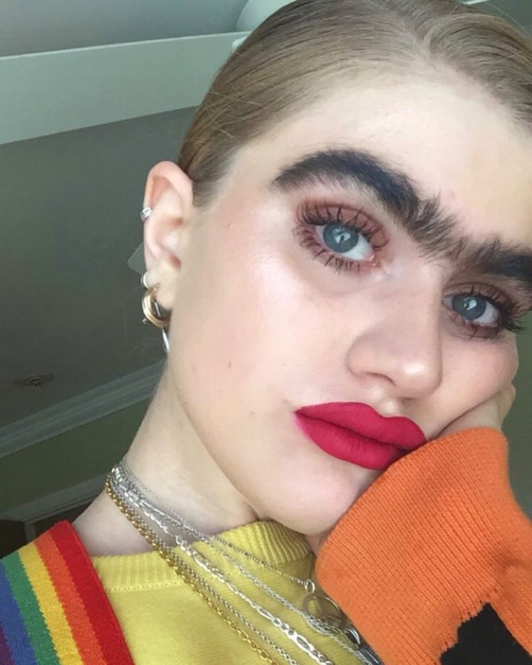 Сильно накрашенные девушки