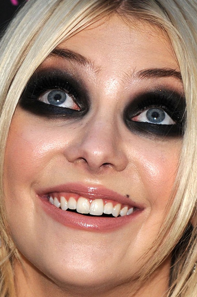 Страшная накрашенная девушка