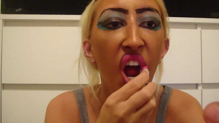 Страшная женщина с косметикой