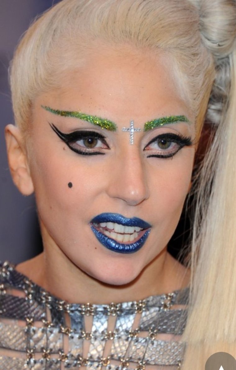 Очень сильно накрашенные брови