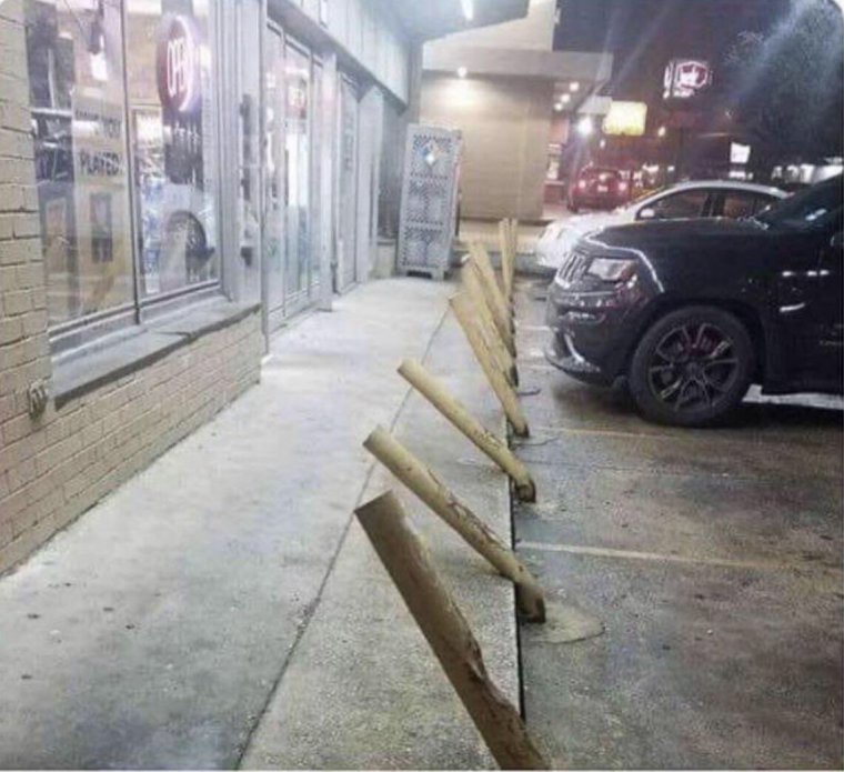 Парковка у магазина