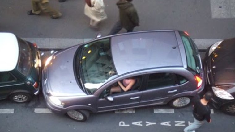 Девушка паркуется