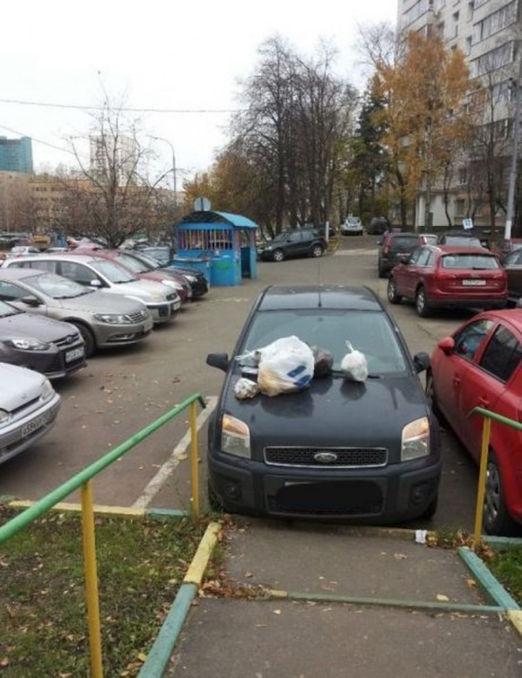 Автомобиль во дворе