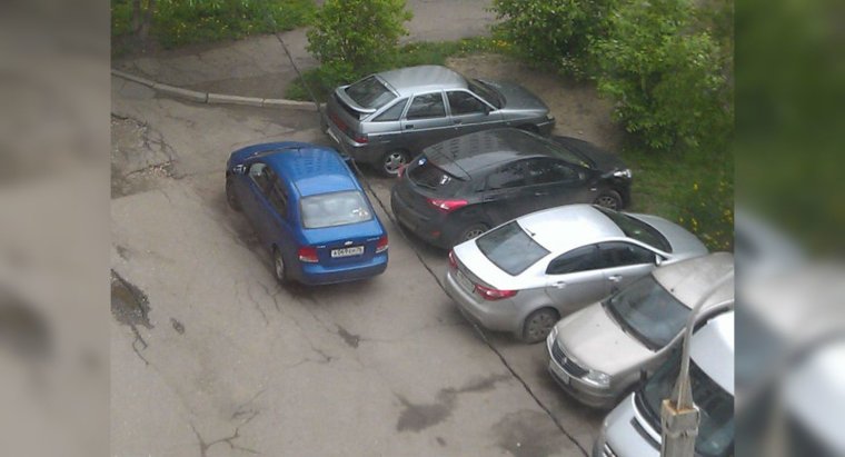 Автомобиль заблокировали во дворе