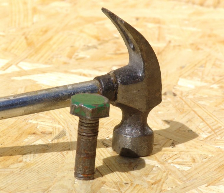 Болт и молоток