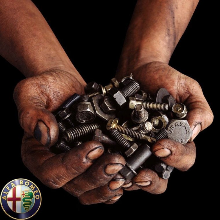 Болт и гайка в руках