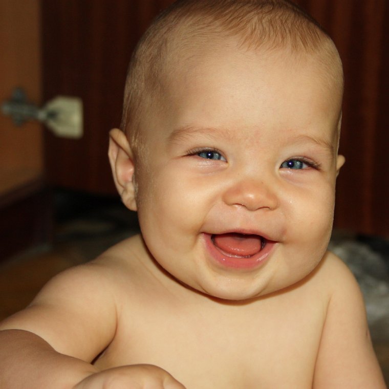Малыш смеется