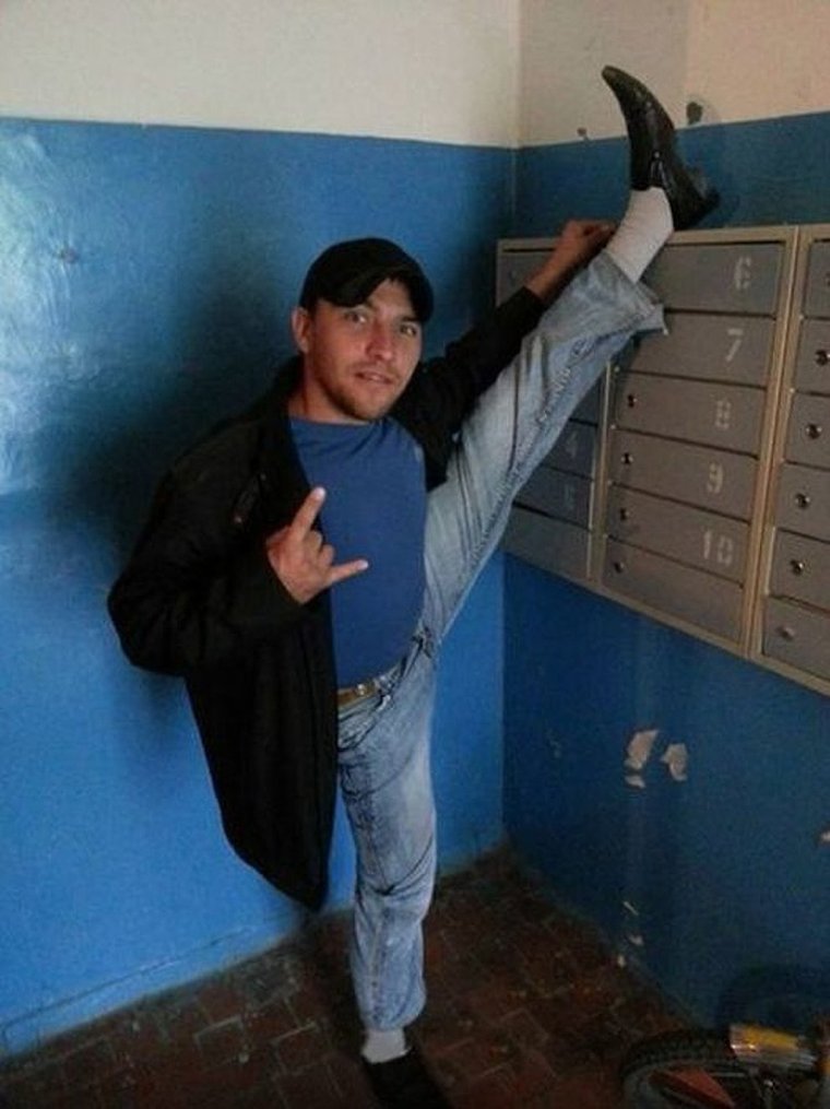 Пацаны в подъезде