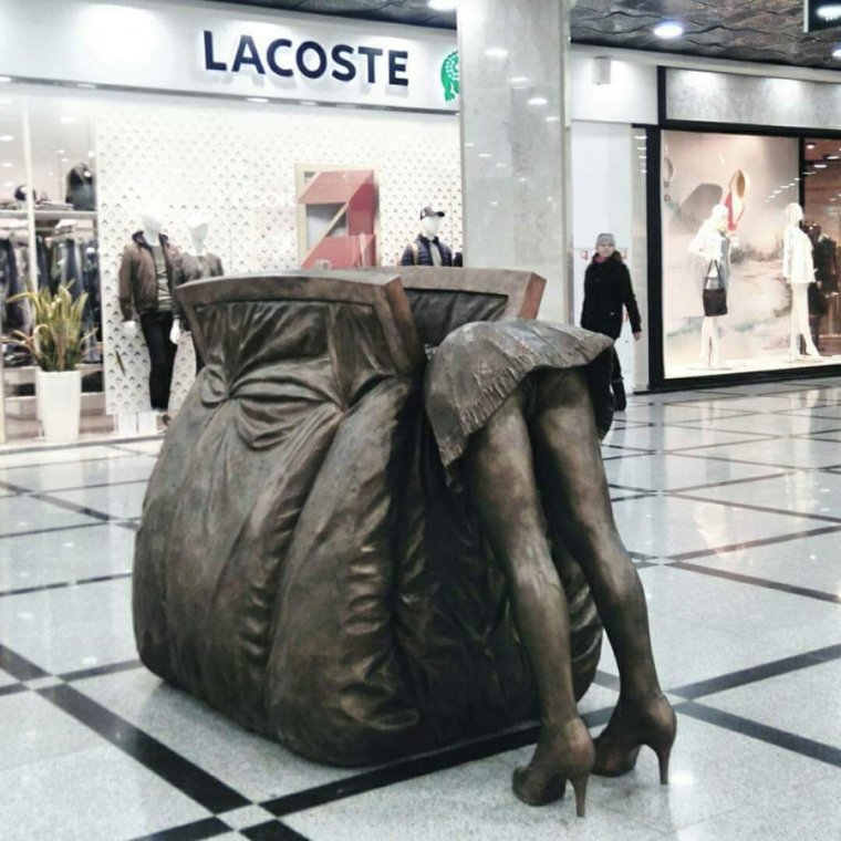 Памятник женской сумочке Гринвич