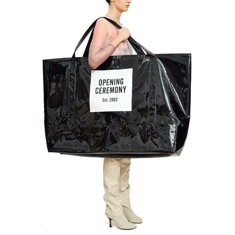 Человек с большой сумкой