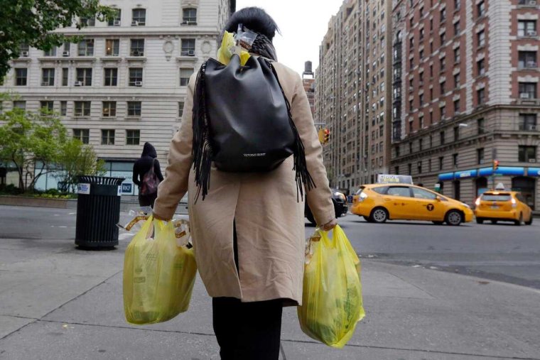 Женщина с тяжелыми сумками