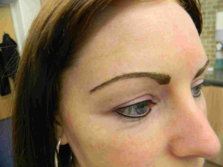 Неудачный перманентный макияж бровей