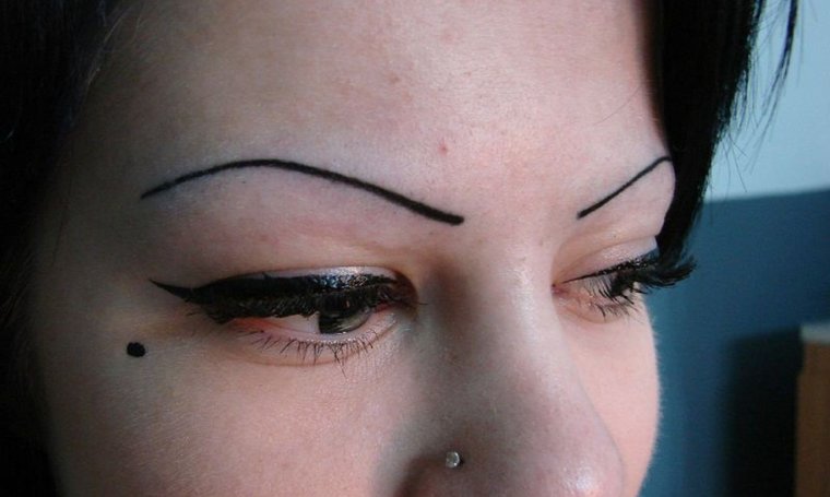 Неудачный татуаж бровей и губ