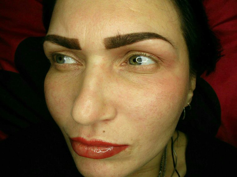 Неудачный татуаж бровей и губ