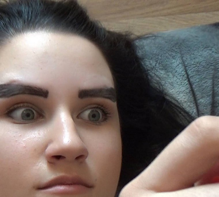 Неудачный перманентный макияж бровей