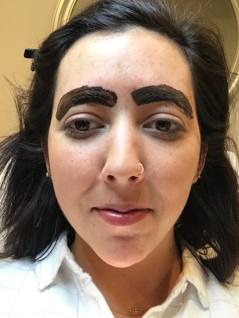 Девушки с татуажем бровей