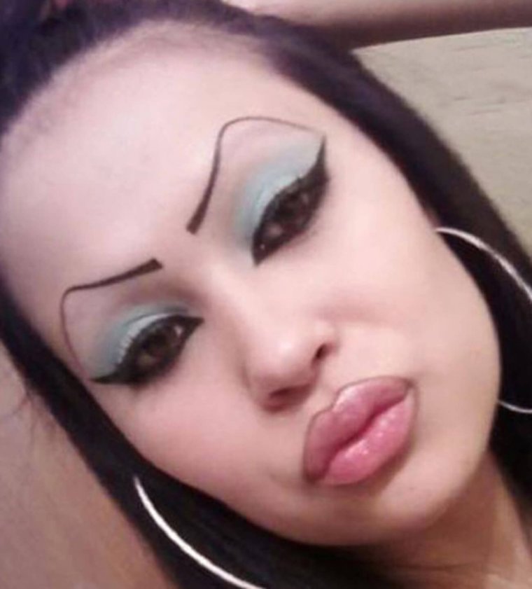 Девушки с губами и бровями