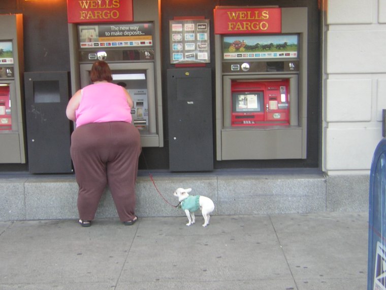 Толстая женщина с собакой