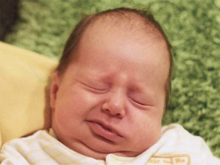 Смешная рожа младенца