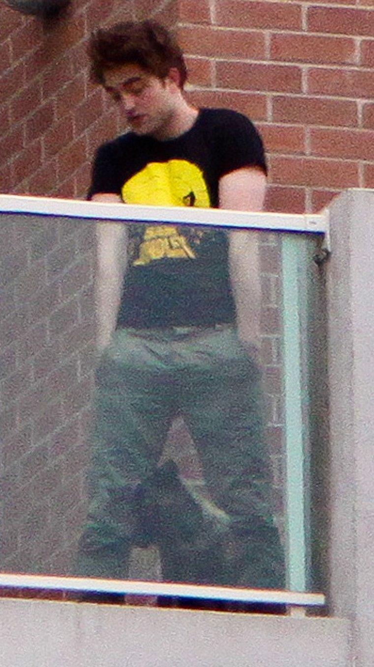 Роберт Паттинсон дома в спортивках