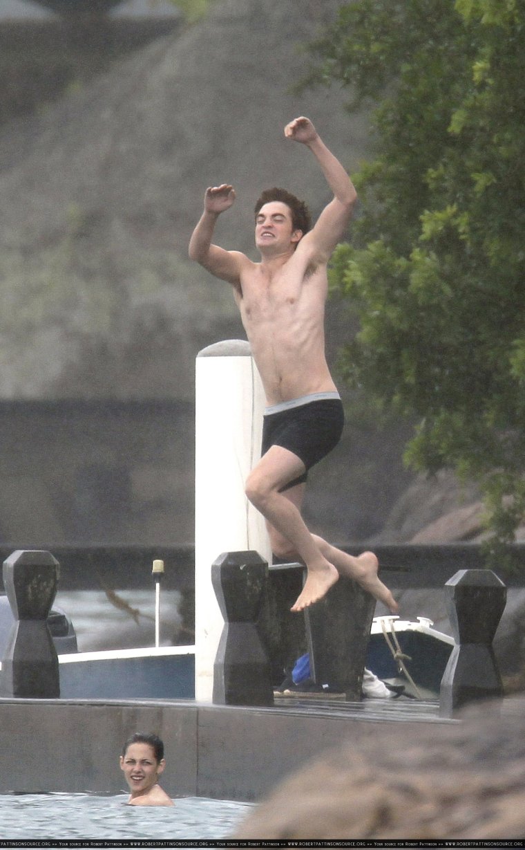 Роберт Паттинсон прыгает в бассейн
