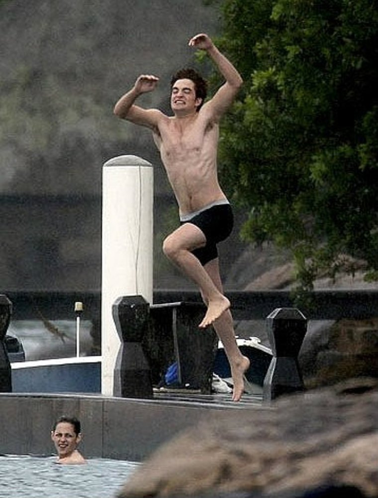 Роберт Паттинсон прыгает в бассейн