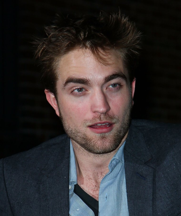 Роберт Паттинсон кривляется